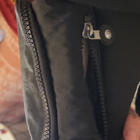 *WOMANS BAG*THIS CUTE KIPLING CROSS BODY W DAVINA THE KEYCHAIN LOTS OF SPACE. - Picture 5 of 5